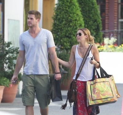 normal_025 - Miley and Liam At Shopping