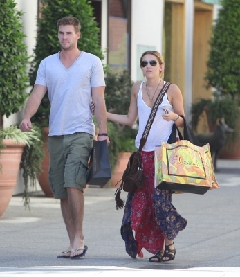 normal_026 - Miley and Liam At Shopping