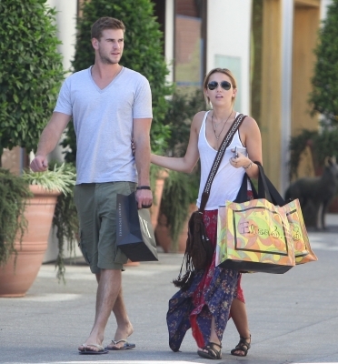 normal_028 - Miley and Liam At Shopping