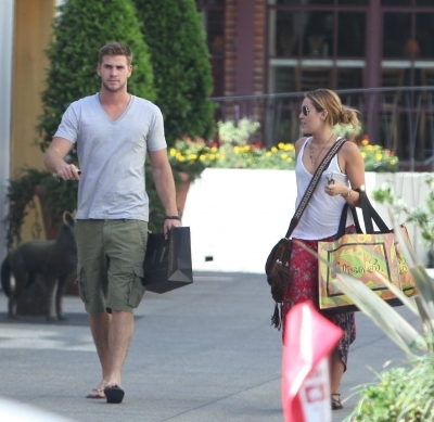normal_029 - Miley and Liam At Shopping