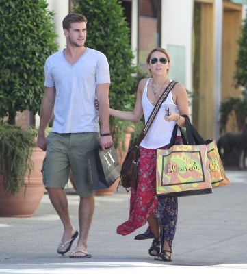 normal_030 - Miley and Liam At Shopping