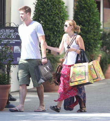 normal_031 - Miley and Liam At Shopping