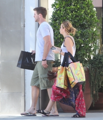normal_034 - Miley and Liam At Shopping