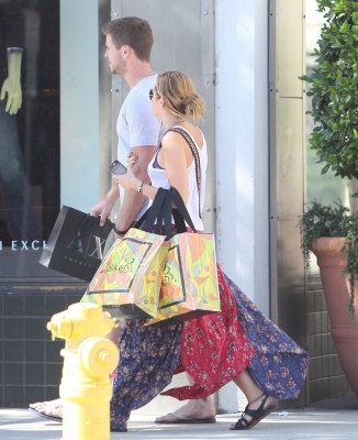 normal_035 - Miley and Liam At Shopping