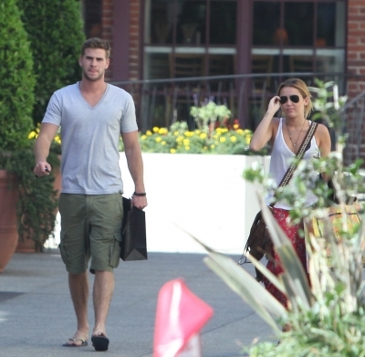 normal_037 - Miley and Liam At Shopping