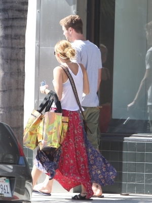 normal_038 - Miley and Liam At Shopping