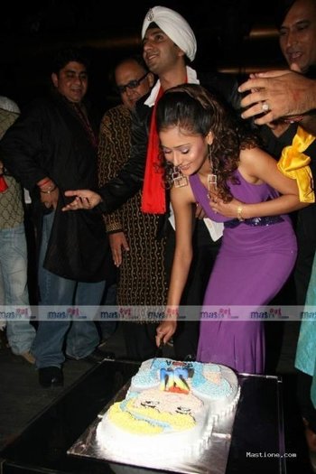 sarahkhanbirthdaybash16 - culoarea fericirii