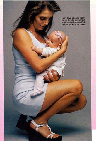 lauraandmareda5kf - Laura Flores