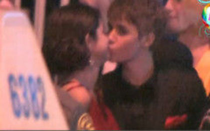 Justin Bieber si Selena Gomez poza 1