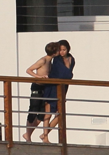 Justin Bieber si Selena Gomez poza 7