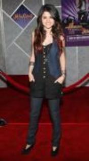 DNMYZDSJGFODBTWEQBS - selena gomez