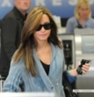 45246226_BRHEFPDYC - demi lovato