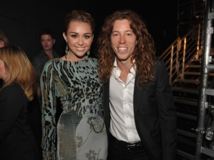 normal_s001 - 28 08 Miley at VMA Backstage