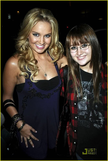 o0ze4p - poze-tiffany-thornton