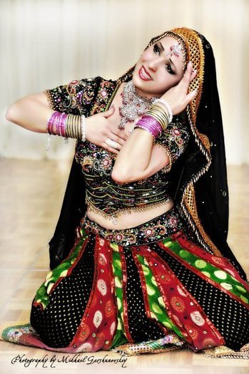 42152456_QGJDALKMX - dansatoare indience