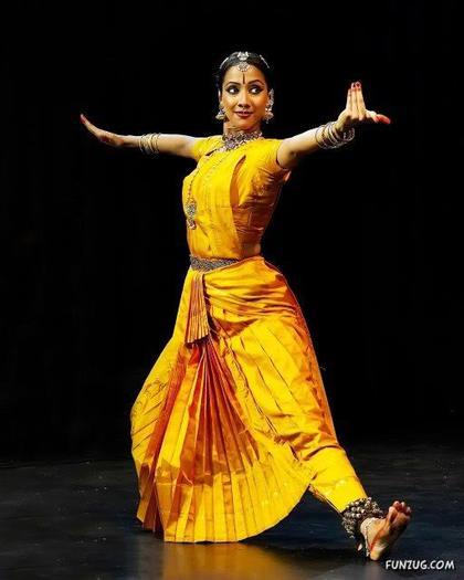42152467_USFAONSIZ - dansatoare indience