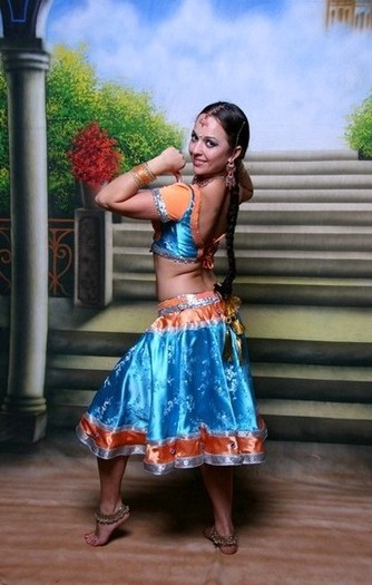 42152489_JFRCVGRBX - dansatoare indience