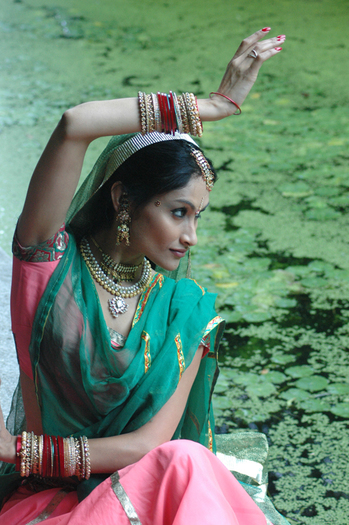 42152506_REDJMVIMX - dansatoare indience