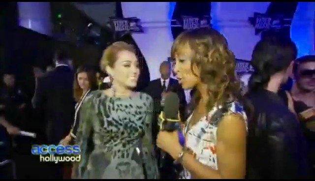 bscap0304 - 28 08 Miley interview Hollywood Acces at VMA