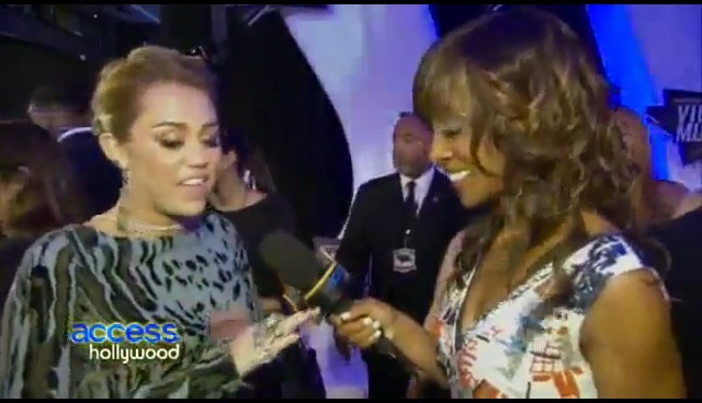 bscap0306 - 28 08 Miley interview Hollywood Acces at VMA