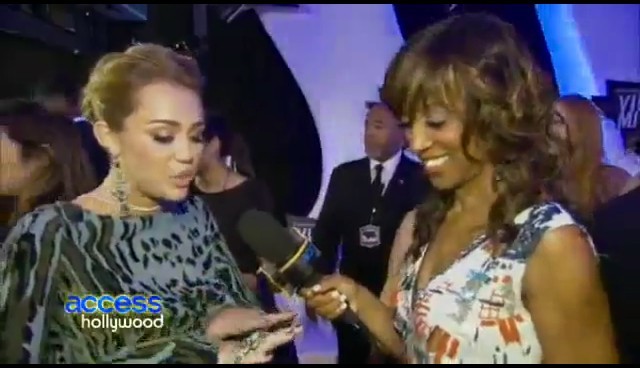 bscap0307 - 28 08 Miley interview Hollywood Acces at VMA