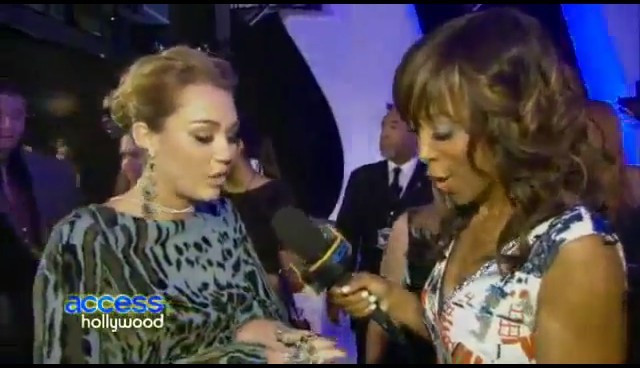 bscap0309 - 28 08 Miley interview Hollywood Acces at VMA