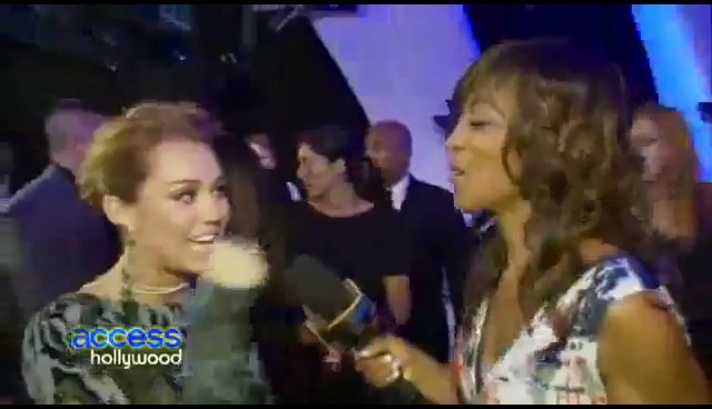 bscap0318 - 28 08 Miley interview Hollywood Acces at VMA