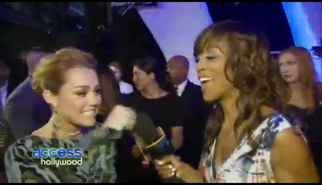 bscap0319 - 28 08 Miley interview Hollywood Acces at VMA