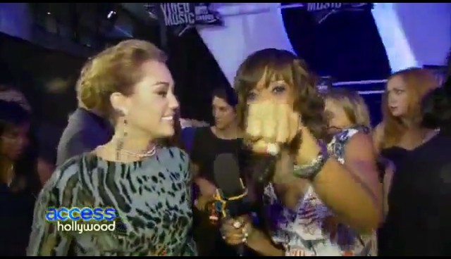 bscap0321 - 28 08 Miley interview Hollywood Acces at VMA