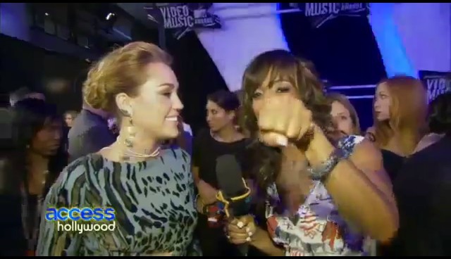 bscap0322 - 28 08 Miley interview Hollywood Acces at VMA