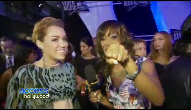 bscap0323 - 28 08 Miley interview Hollywood Acces at VMA