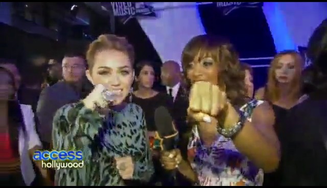 bscap0325 - 28 08 Miley interview Hollywood Acces at VMA