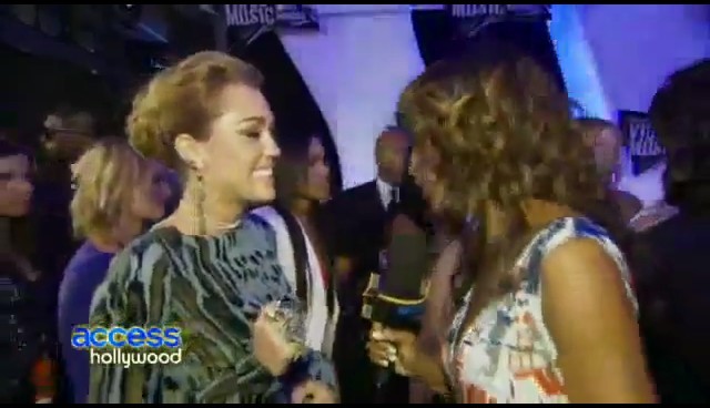 bscap0332 - 28 08 Miley interview Hollywood Acces at VMA