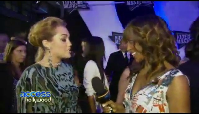 bscap0334 - 28 08 Miley interview Hollywood Acces at VMA
