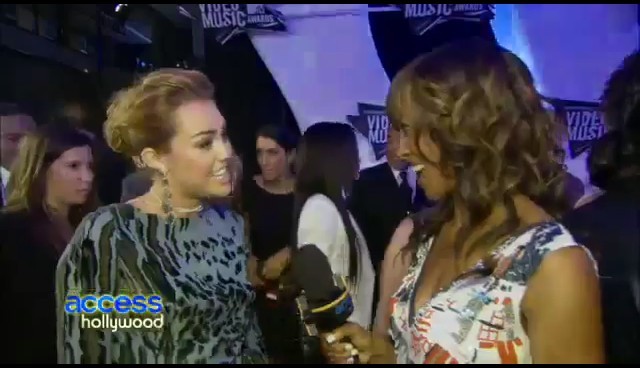 bscap0335 - 28 08 Miley interview Hollywood Acces at VMA
