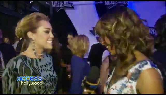 bscap0337 - 28 08 Miley interview Hollywood Acces at VMA