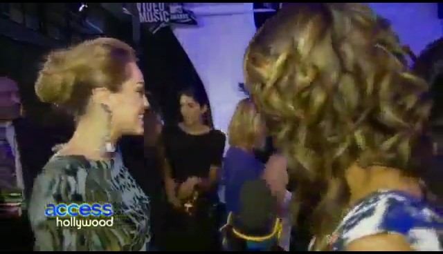 bscap0338 - 28 08 Miley interview Hollywood Acces at VMA