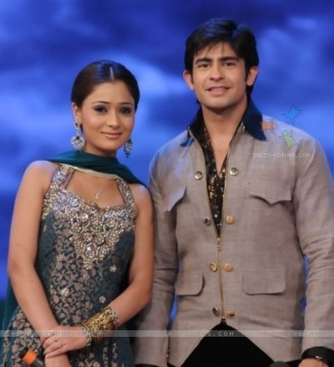 41084-still-image-of-hussain-kuwajerwala-and-sara-khan