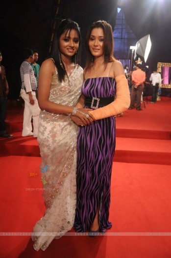 66907-two-lovely-sisters-of-tv-industry - Sara Khan sau Sadhna