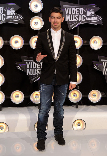 Joe+Jonas+2011+MTV+Video+Music+Awards+Arrivals+1zF_HaOvv_pl - 2011 MTV Video Music Awards - Arrivals