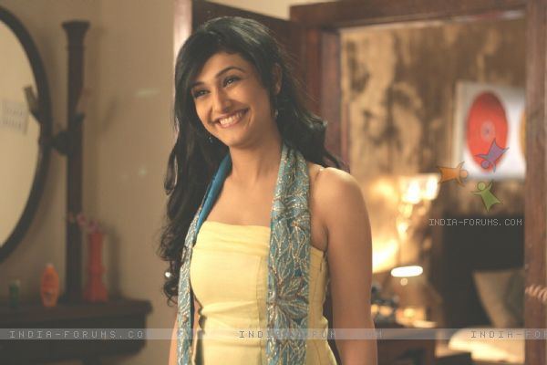 37611-bharti-looking-happy - Ragini Khanna