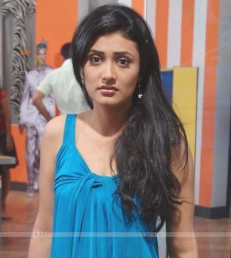 37613-bharti-looking-upset - Ragini Khanna