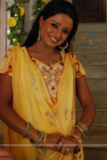 33187-ragini-looking-marvellous-in-yellow-suit - Parul Chauhan sau Ragini