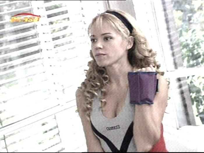 image07121355tv153ln3 - Muneca Brava
