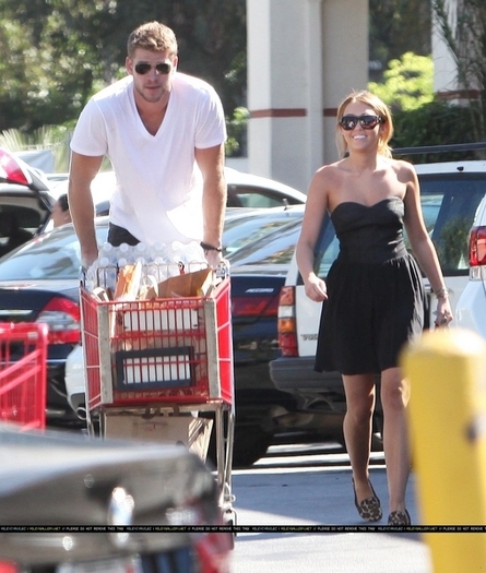 normal_006~645 - Grocery shopping with Liam at Trader Joes in Los Angeles