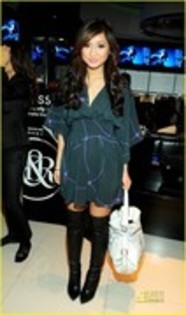 FBVTCKUAQNEUBVGQIUY - brenda song