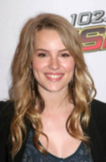 40928493_TJGYNMIIK - bridgit mendler