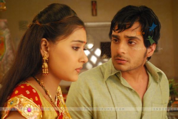 33354-alekh-asking-question-to-sadhna - xxSara Khan si Angad Hasija-Sadhna si Alekhxx