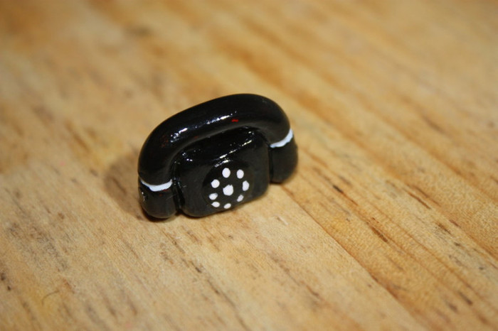 (Pe speaker): Vin imediat...
