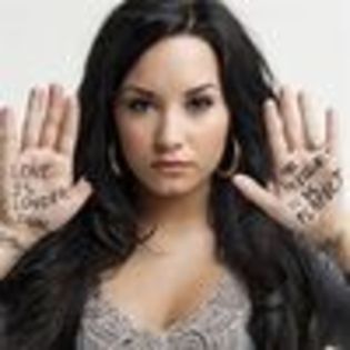 Demi-Lovato-a-filmat-un-nou-clip--in-desert - demi lovato
